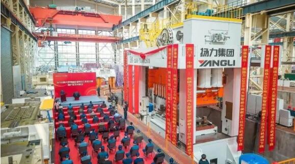 揚力集團(tuán)隆重舉辦大型智能化偏載多工位壓力機(jī)TE4-3250FB新產(chǎn)品下線儀式！